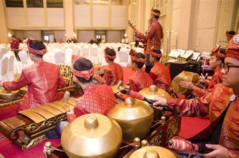 Ystävyyden Konsertti: Yksi Maleesialainen Taiteilija ja Hänen Musiikkinsa!